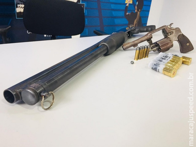 Foragido da justiça é preso com armamento de grosso calibre Foragido da justiça é preso com armamento de grosso calibre