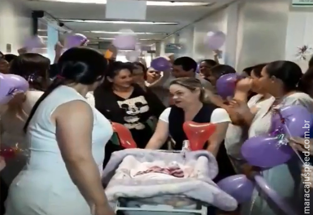 Funcionários de hospital fazem festa surpresa para bebê que ficou mais de três meses internada