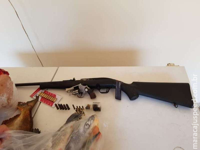 Homem é multado em quase R$ 7 mil e preso com pescado, caça, armas e munições Homem é multado em quase R$ 7 mil e preso com pescado, caça, armas e munições
