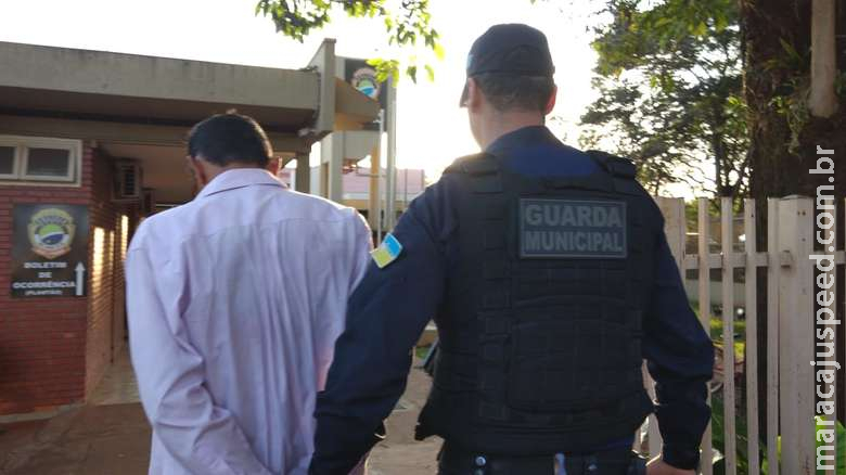 Homem é preso após fazer cliente e funcionários de loja reféns para roubar celulares Homem é preso após fazer cliente e funcionários de loja reféns para roubar celulares