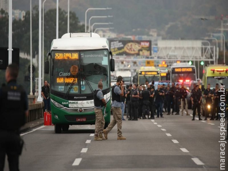 Homem faz passageiros de ônibus reféns na ponte Rio-Niterói Homem faz passageiros de ônibus reféns na ponte Rio-Niterói
