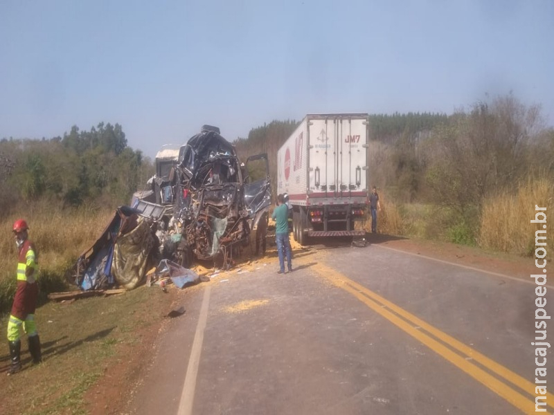 Homem morre após colisão de carretas na BR-163 Homem morre após colisão de carretas na BR-163