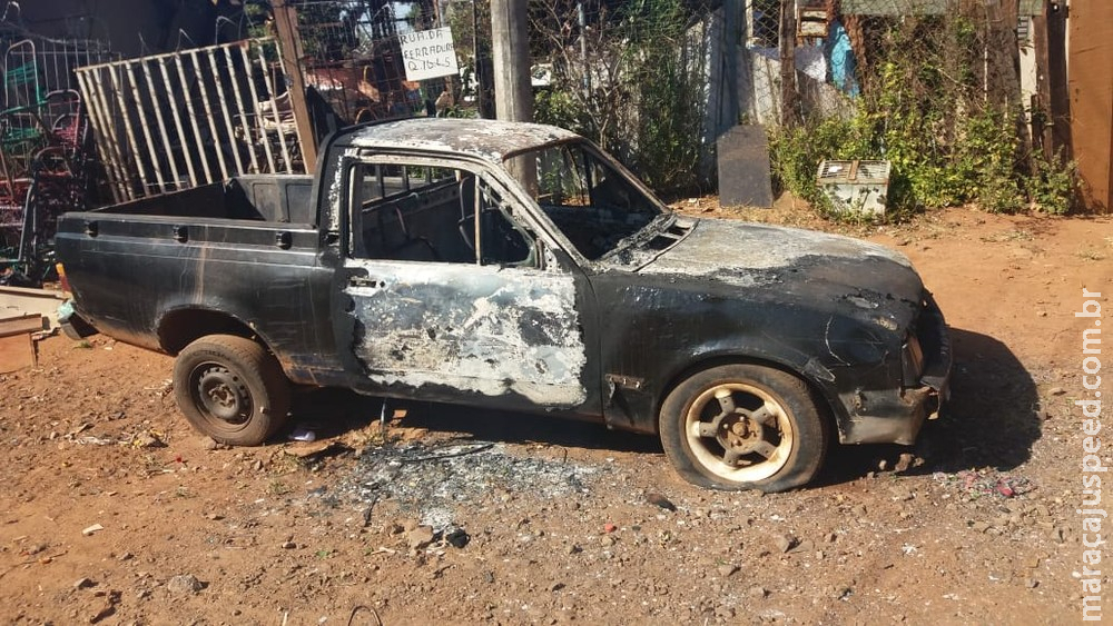 Idoso de 74 anos tem carro incendiado e suspeita da ex-companheira 39 anos mais nova Idoso de 74 anos tem carro incendiado e suspeita da ex-companheira 39 anos mais nova