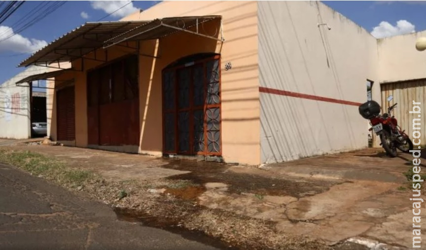 Idoso esquece vela acesa após oração e depósito pega fogo nas Moreninhas