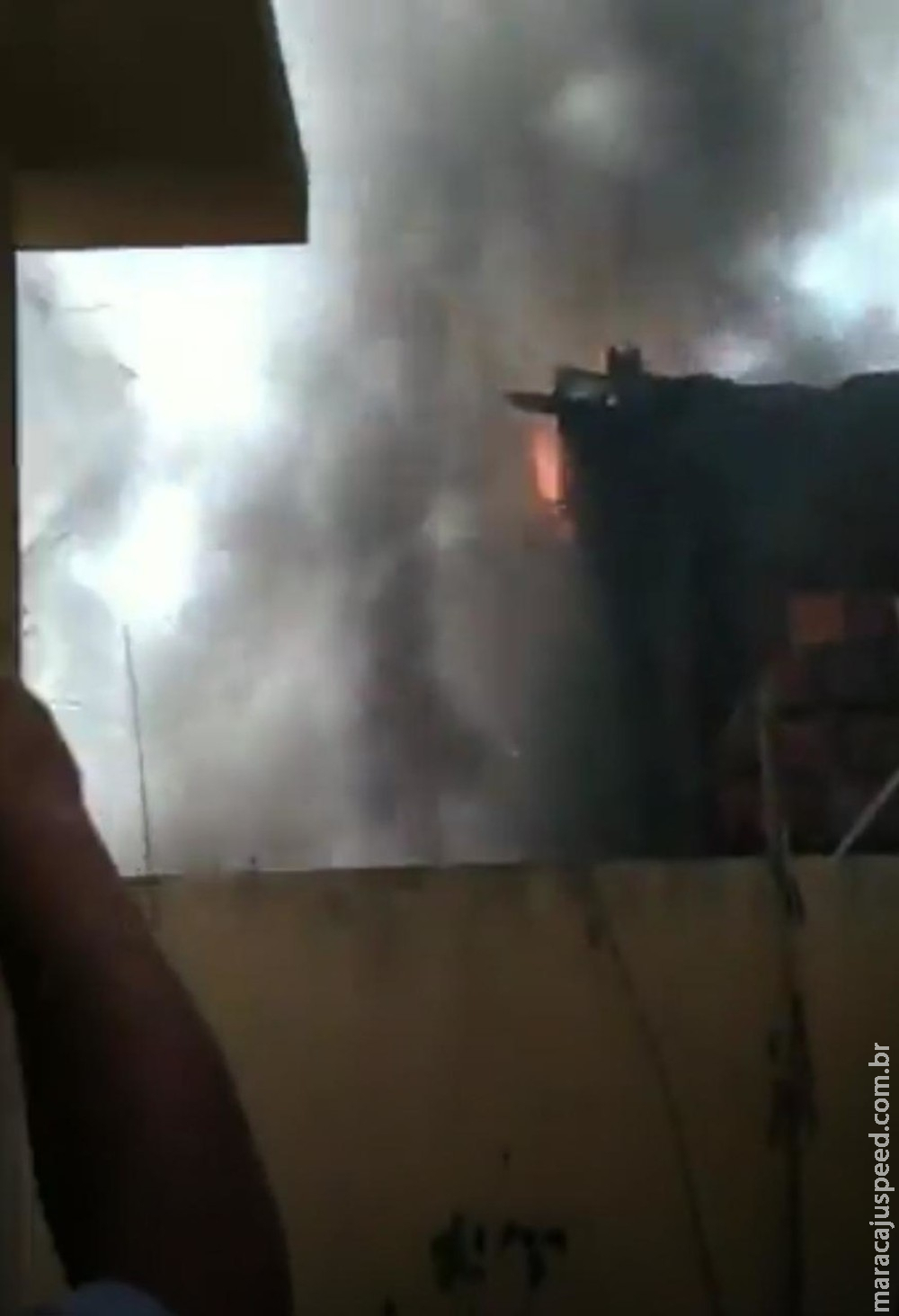 Incêndio destrói casa que tinha depósito de materiais recicláveis em MS Incêndio destrói casa que tinha depósito de materiais recicláveis em MS