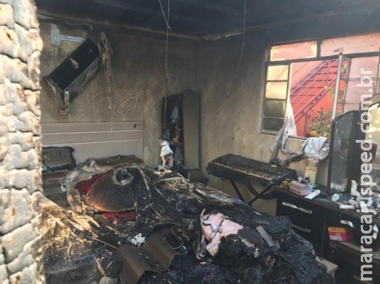 Incêndio em casa mobiliza bombeiros e caminhões pipa da prefeitura e de usina em Nova Alvorada do Sul, MS Incêndio em casa mobiliza bombeiros e caminhões pipa da prefeitura e de usina em Nova Alvorada do Sul, MS