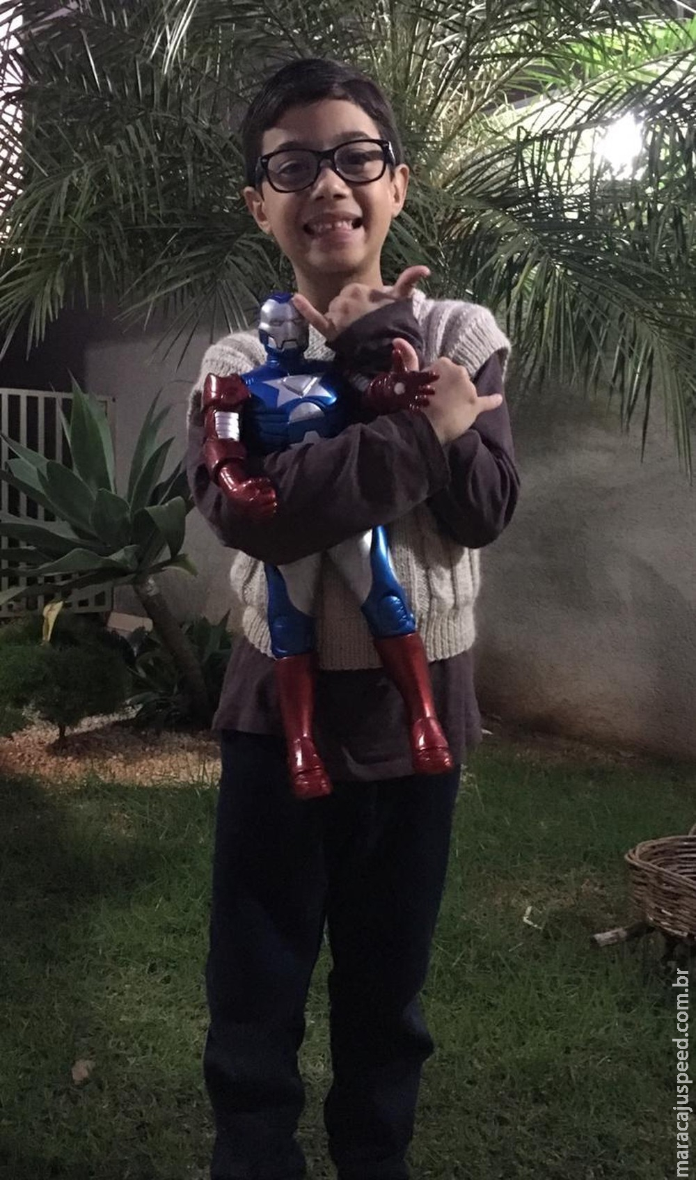 Menino de 7 anos dá Homem de Ferro para ajudar igreja em MS: 