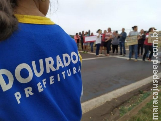 Moradores bloqueiam rodovia em protesto contra falta de transporte escolar
