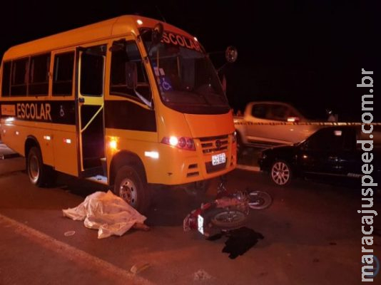 Motociclista colide em carro estacionado e casal morre após ser arremessado 