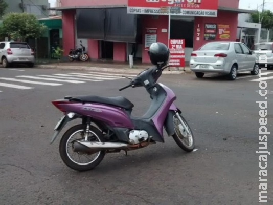 Motociclista é arremessada contra veículo e fica ferida em acidente