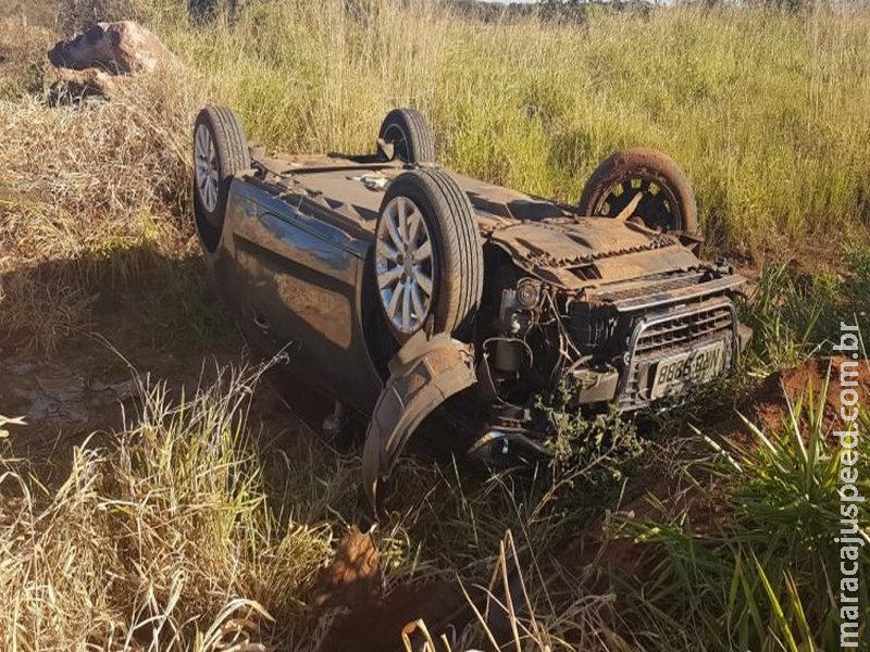 Motorista capota carro emprestado, abandona veículo e vai para casa dormir Motorista capota carro emprestado, abandona veículo e vai para casa dormir