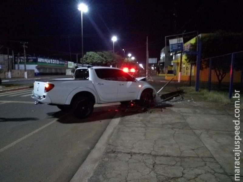 Motorista embriagado bate em poste e vai preso Motorista embriagado bate em poste e vai preso