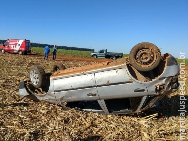 Motorista perde controle de carro em curva e capota na MS-306