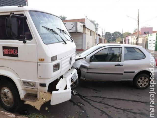 Mulher invade a contramão e bate em caminhão estacionado