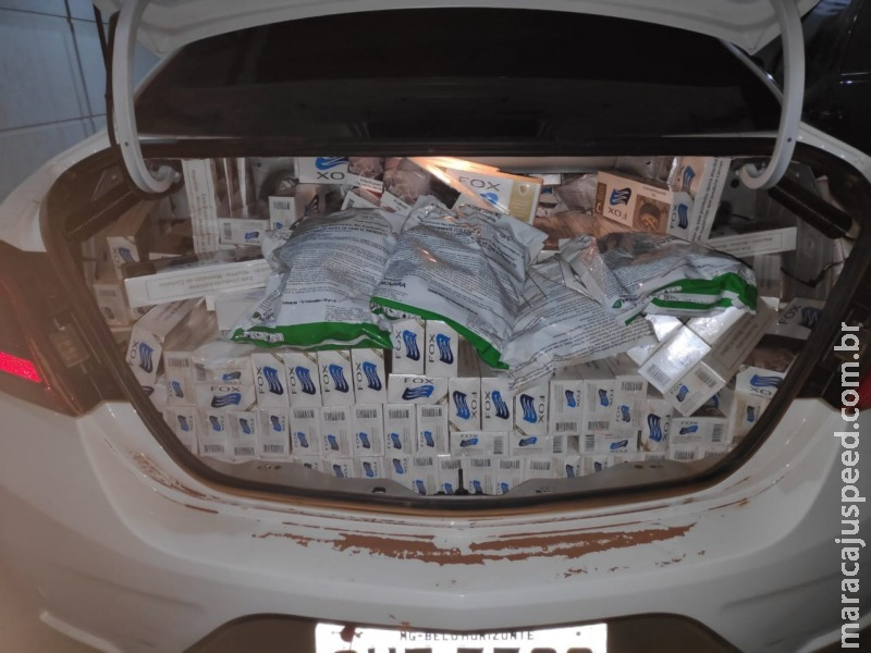 Polícia apreende 5 carros com cigarros contrabandeados Polícia apreende 5 carros com cigarros contrabandeados