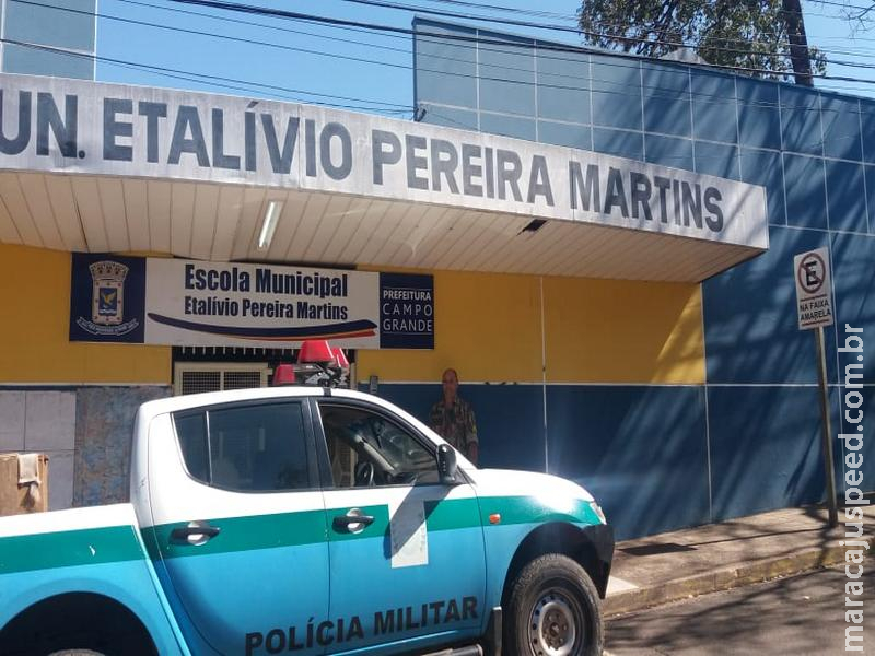 Polícia Militar Ambiental captura gambá dentro de banheiro de escola na Capital