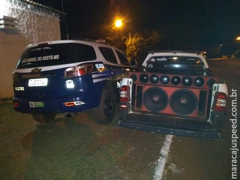 Policiais apreendem veículo e autuam jovem de 19 anos em R$ 5 mil por poluição sonora Policiais apreendem veículo e autuam jovem de 19 anos em R$ 5 mil por poluição sonora