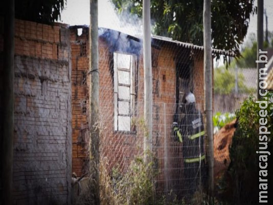 Quarto e sala de residência ficam destruídos após berço pegar fogo Quarto e sala de residência ficam destruídos após berço pegar fogo