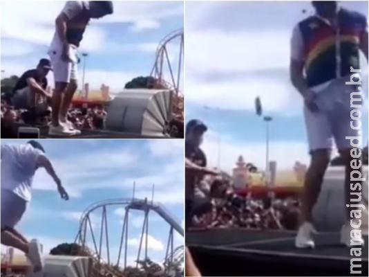 Safadão pisa e chuta celular de fã durante um show 