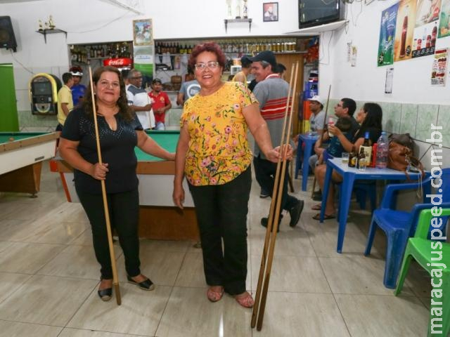 Sinuqueiras de plantão, Sandra e Tânia causam barulho ao chegar nos bares