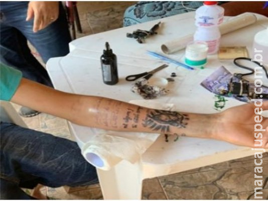 Tatuador é preso enquanto tatuava e cliente fica com tatuagem incompleta 