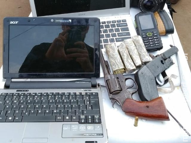 Três são presos com drogas, armas e objetos furtados em boca de fumo Três são presos com drogas, armas e objetos furtados em boca de fumo