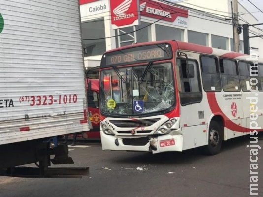 Acidente entre ônibus e caminhão deixa passageiros feridos na Zahran