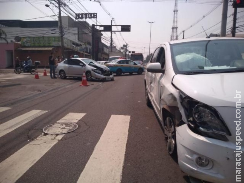 Acidente envolvendo dois carros na Avenida Zahran deixa trânsito lento