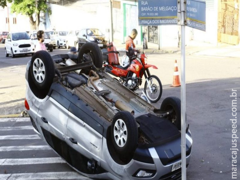 Acidente na Rui Barbosa acaba com carro capotado em cima da faixa de pedestre
