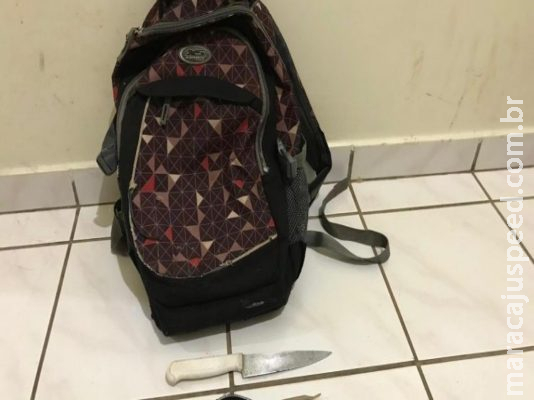 Adolescente de 14 anos é flagrado com faca e maconha dentro de escola Adolescente de 14 anos é flagrado com faca e maconha dentro de escola