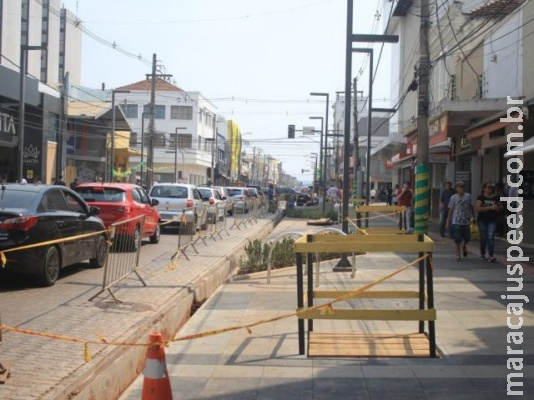 Água de graça e cama na varanda ajudam a suportar 40°C na Capital