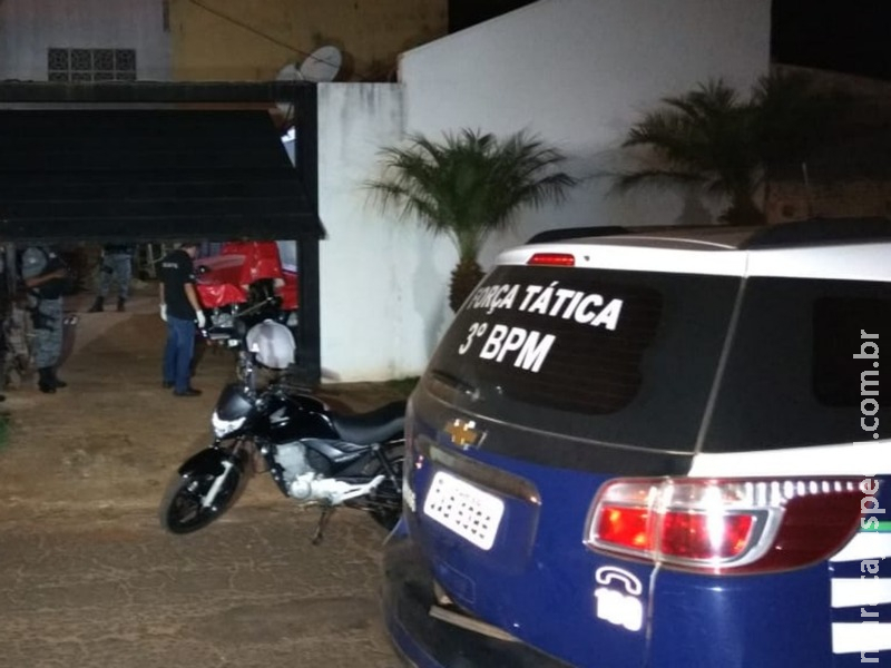 Assaltantes fazem comerciante refém em Dourados e morrem em confronto com a PM Assaltantes fazem comerciante refém em Dourados e morrem em confronto com a PM