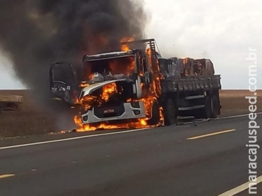 Caminhão pega fogo e motorista é socorrido com queimaduras no rosto