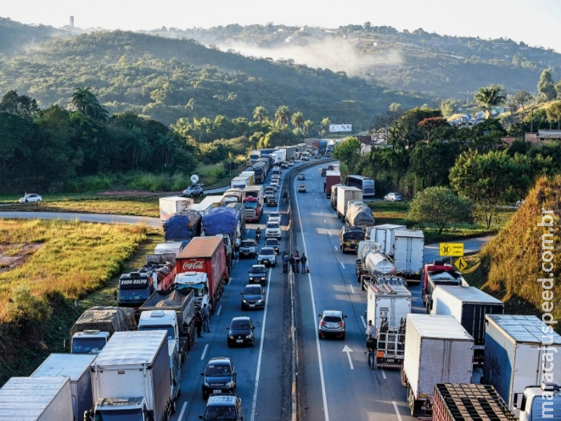 Caminhoneiros do Paraná iniciam mobilização sobre paralisação nesta segunda-feira Caminhoneiros do Paraná iniciam mobilização sobre paralisação nesta segunda-feira