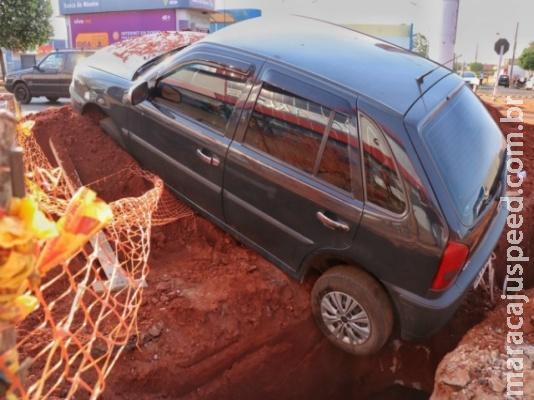 Carro fica preso em vala depois de motorista "atropelar sinalização"