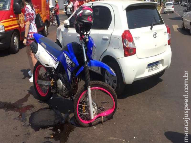 Carro roleta Marcelino, bate em moto e deixa jovem ferida Carro roleta Marcelino, bate em moto e deixa jovem ferida