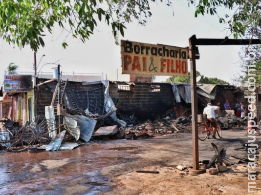 Combate vai até madrugada, mas fogo destrói borracharia e oficina