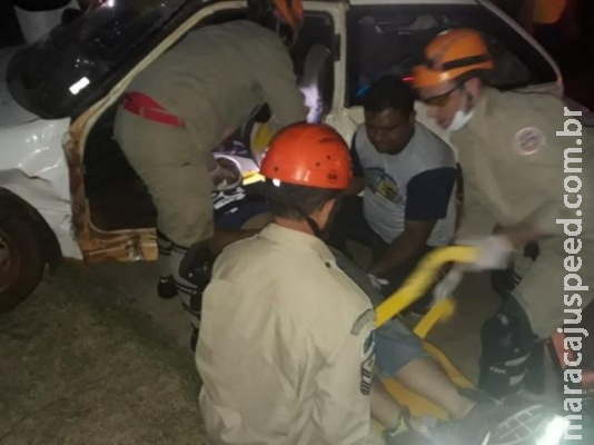 Condutor avança preferencial, colide em motos e 3 pessoas ficam em estado grave Condutor avança preferencial, colide em motos e 3 pessoas ficam em estado grave