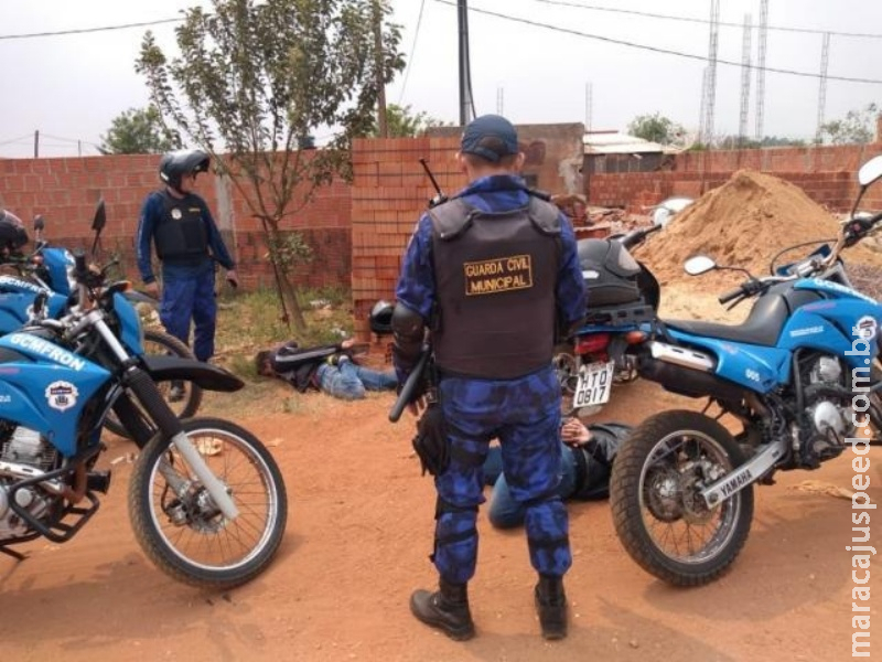 Dois paraguaios assaltaram mulher e crianças na frente de escola