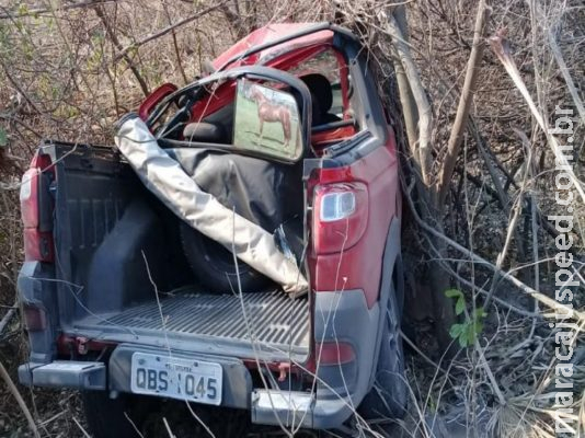 Duas pessoas ficam feridas após idoso perder controle da direção e sair da pista