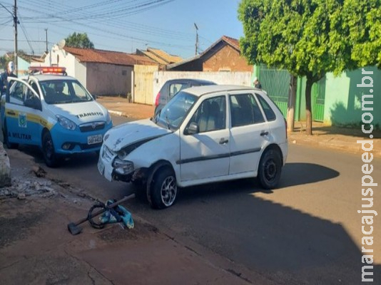 Em acidentes diferentes na mesma rua de Campo Grande, motociclista fica ferido e carro bate em mureta