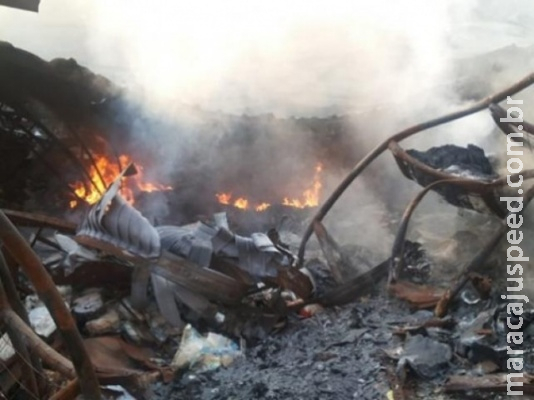 Escombros de loja destruída por incêndio pegam fogo pela 3ª vez