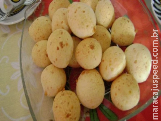 Fácil e delicioso pão de queijo que leva apenas 3 ingredientes