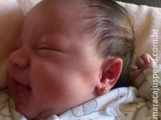 Furar orelha de bebê é cultural, mas debate esquenta com força feminista