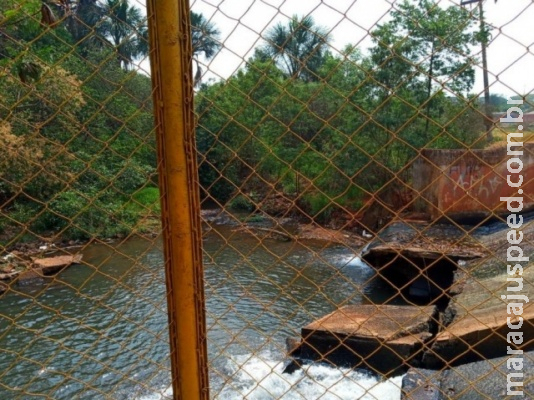 Garoto pula em represa, bate em pedra e é socorrido em estado grave