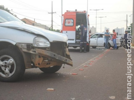 Grávida de 9 meses é socorrida após colisão entre carros em cruzamento