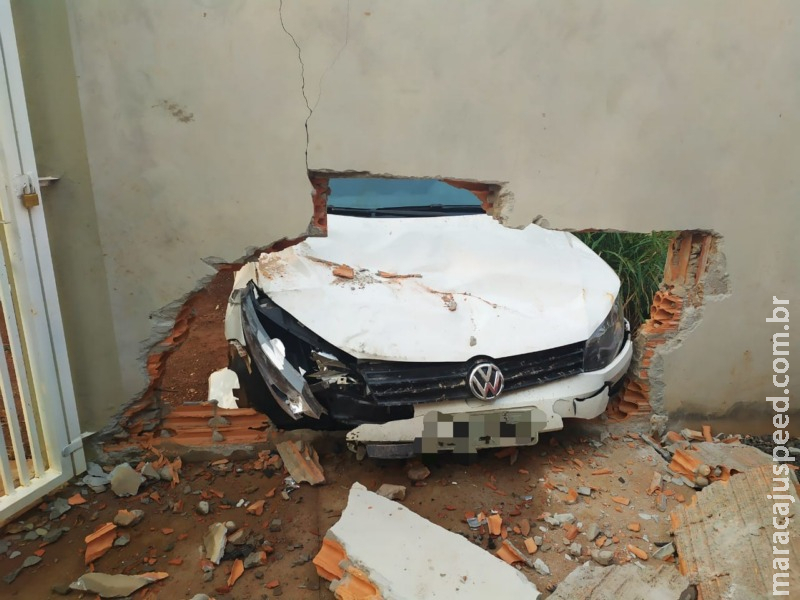 Guarda Municipal prende condutor embriagado após colidir carro em muro Guarda Municipal prende condutor embriagado após colidir carro em muro