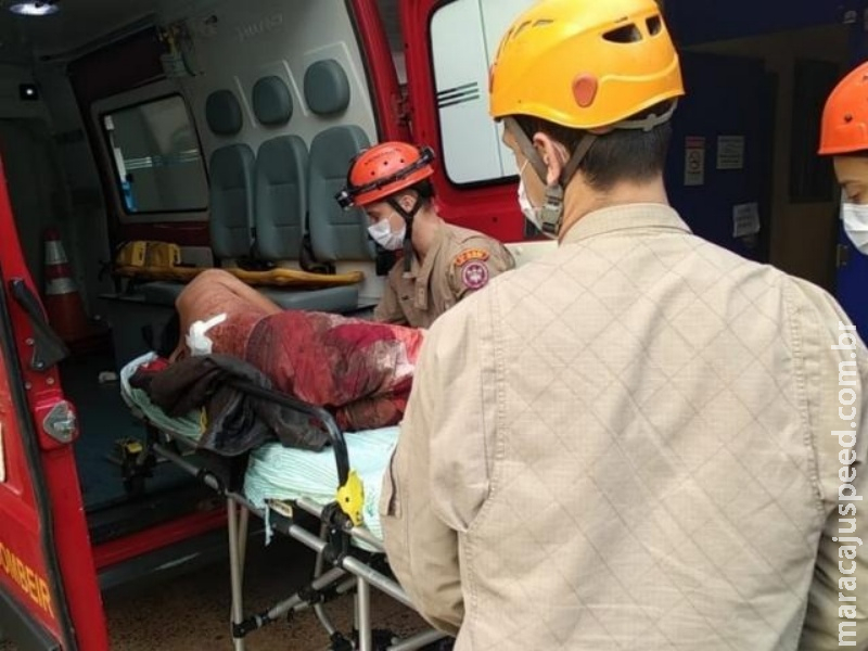 Homem ferido a golpes de faca é encontrado na beira de estrada Homem ferido a golpes de faca é encontrado na beira de estrada