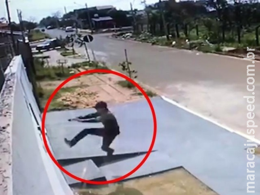 Homens chutam portão, invadem casa, mas dão de cara com morador