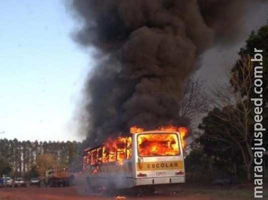 Incêndio em painel de controle destrói ônibus de transporte escolar